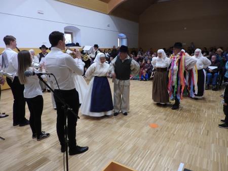 Splet Prekmurskih plesov Pozvačin, je zaplesala  FS Cerklje ob glasbeni spremljavi Godbe Cerklje 1